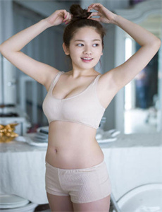 两个女孩子开车